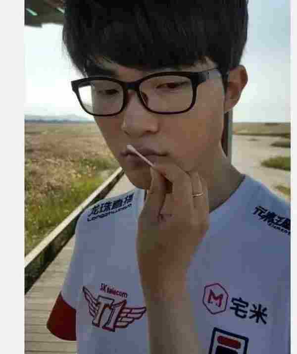 网上惊现女版Faker,这相似度简直突破天际了呀!