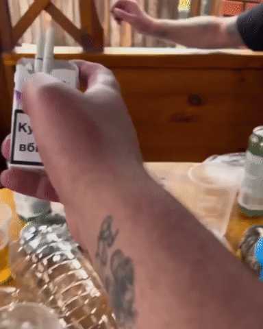 来自未来的钢管舞女郎 动图 我够不到但我能直接抢!