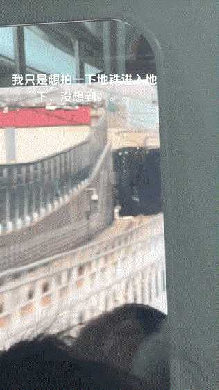 城里的姑娘真是又大又白 动图 妹子跳绳咋还掀裙子的?