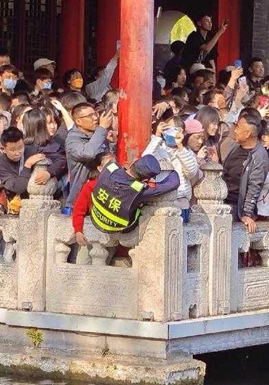 没想到爱丽丝的车灯这么大?囧图姑娘的腿真的这么白吗