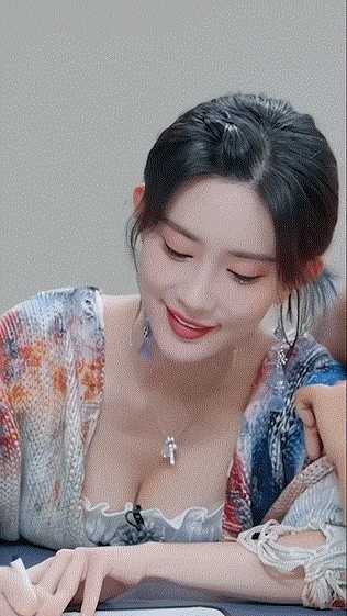 城里的姑娘真是又大又白 动图 妹子跳绳咋还掀裙子的?