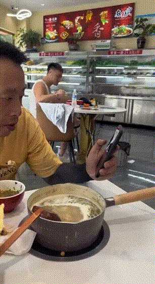 来自未来的钢管舞女郎 动图 我够不到但我能直接抢!