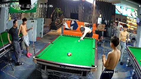 奥特曼面对打工怪束手无策 动图 让你看球,不是看球