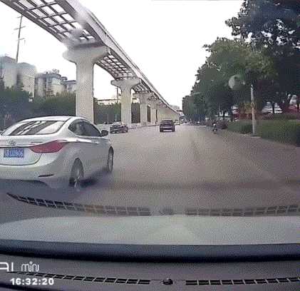 轻轻一戳反应这么激烈?动图 原来打篮球并不能减肥!