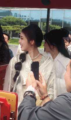 来自未来的钢管舞女郎 动图 我够不到但我能直接抢!