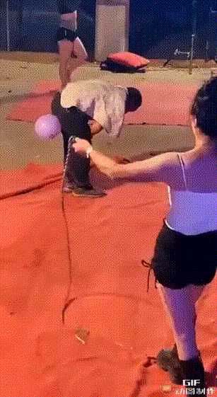 被女朋友看到了要挨打 动图 你还在乎你那冰淇淋?