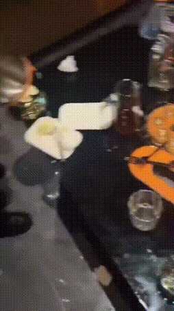 被女朋友看到了要挨打 动图 你还在乎你那冰淇淋?