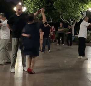 轻轻一戳反应这么激烈?动图 原来打篮球并不能减肥!