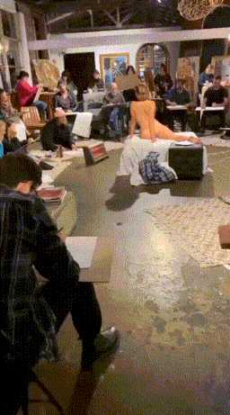 被女朋友看到了要挨打 动图 你还在乎你那冰淇淋?