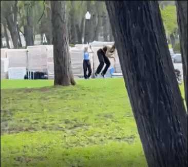 听说男人还有第三只脚?动图 此刻的保安是如此性福