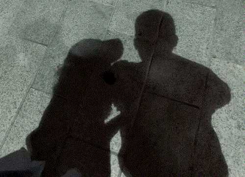 被女朋友看到了要挨打 动图 你还在乎你那冰淇淋?