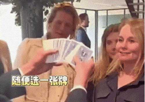 听说男人还有第三只脚?动图 此刻的保安是如此性福