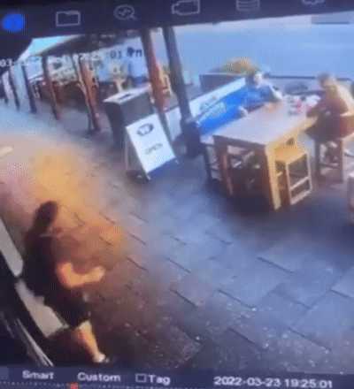 奥特曼面对打工怪束手无策 动图 让你看球,不是看球