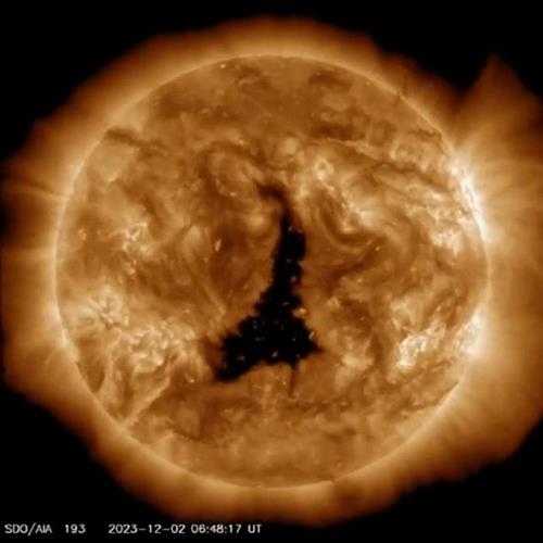 太阳表面出现60倍地球尺寸大洞!预计引发地磁暴