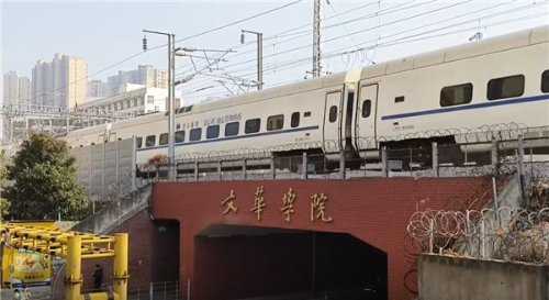 武汉一大学校门上跑火车?校方回应:属实 全国唯一