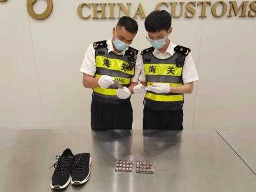 再也不舔卡带了!男子鞋内藏120张NS卡带入境
