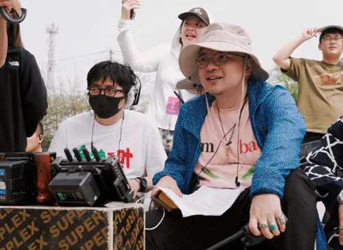 周星驰出品短剧首播热度极高!含星量不足引争议