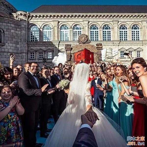 被女朋友牵着走遍世界的摄影师如愿娶到女神 牵手照图
