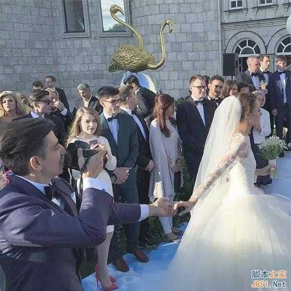 被女朋友牵着走遍世界的摄影师如愿娶到女神 牵手照图