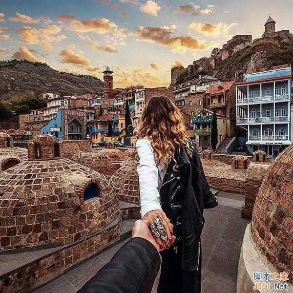 被女朋友牵着走遍世界的摄影师如愿娶到女神 牵手照图
